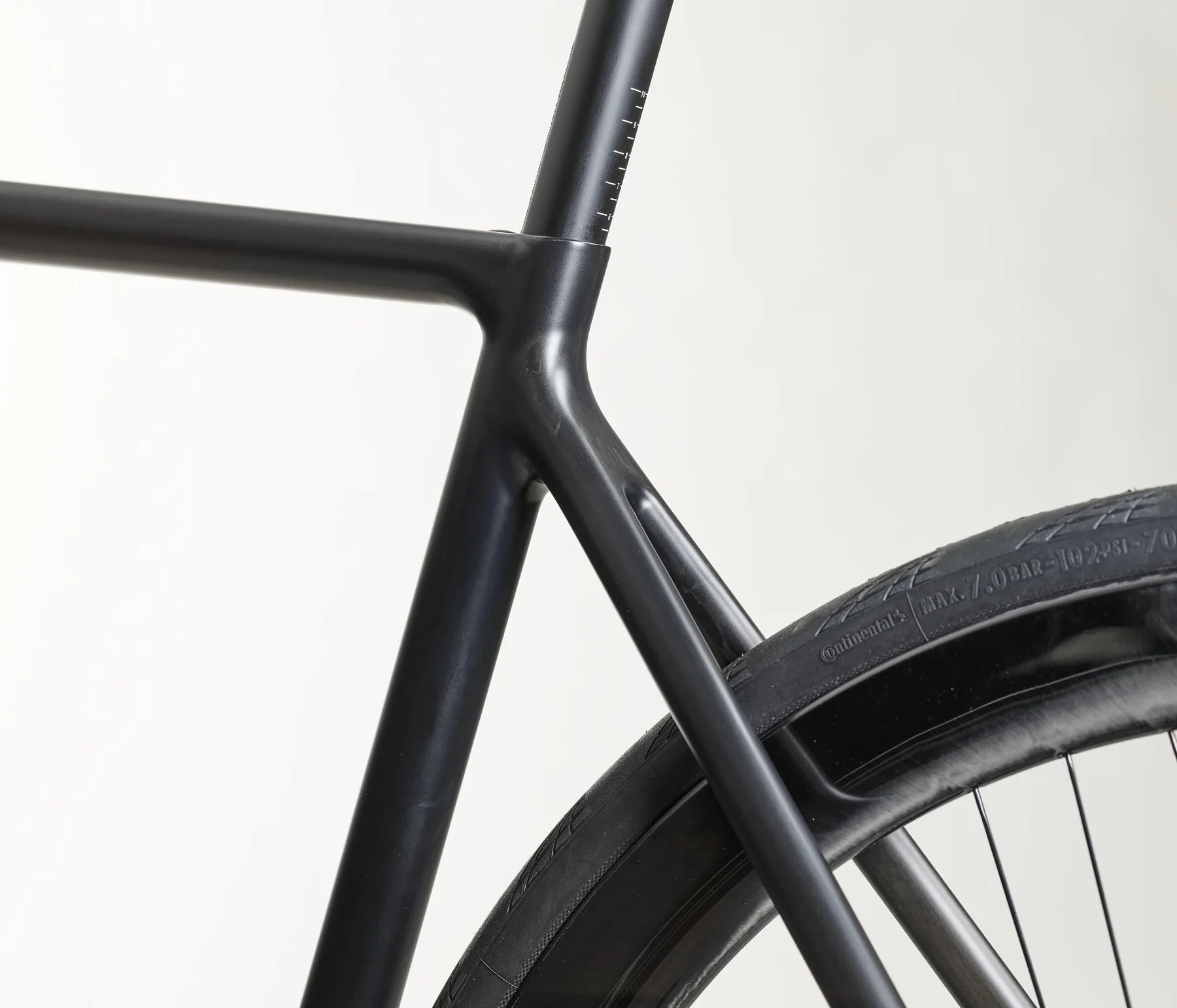 SWI Aequus Leve seat cluster and unidirectional TPT carbon detail